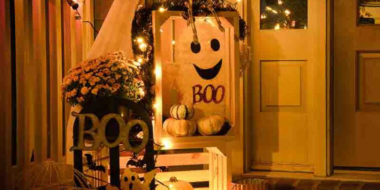 Outdoor halloween decor and lights