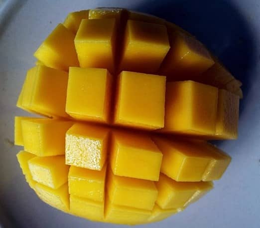 Example of how to cut a mango